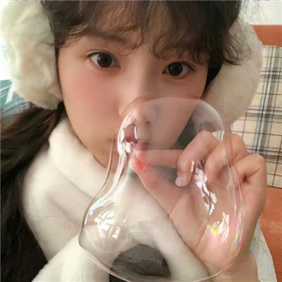 与红色中国人一起看电视